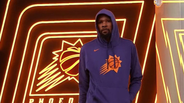 Kevin Durant si presenta a Phoenix.