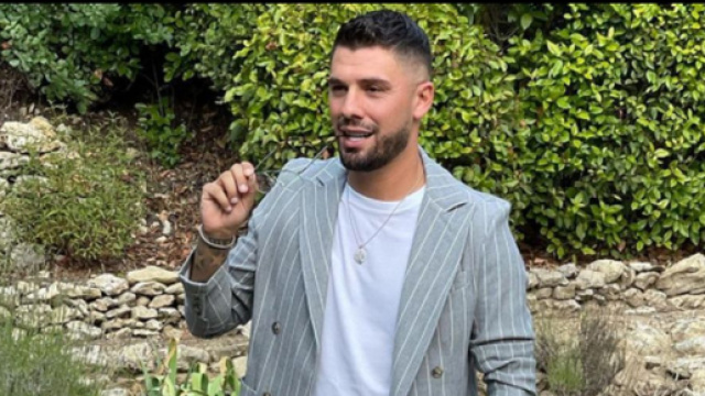 Kevin Guedj serait de nouveau en couple selon les blogueurs, alors il met les choses au clair. (Screenshot Instagram @kevinguedj)