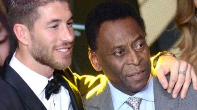 Sergio Ramos, ici avec le défunt Pelé, a déclaré la fin de sa carrière internationale. screenshoot/twitter @SergioRamos