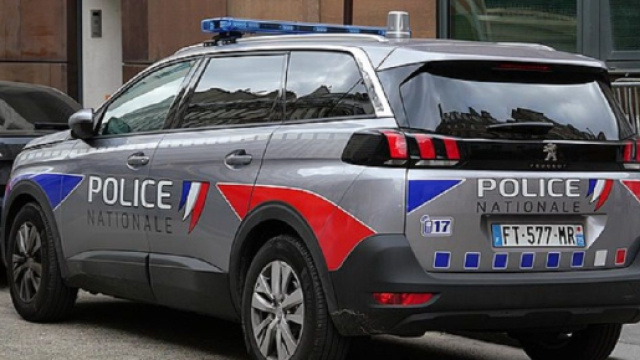 Une voiture de la police nationale garée aux abords du commissariat central du Ve arrondissement à Paris (Wikimedia Commons @Asticoco)
