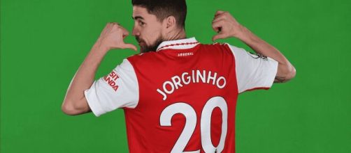 Jorginho, classe '91, in posa con la maglia dell'Arsenal.