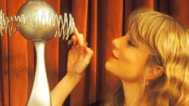 Taylor Swift avec son prix (Screenshoot Instagram @ifpi_org)