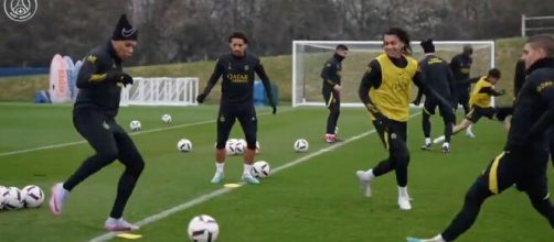 Mbappé et Ethan Mbappé ensemble à l'entrainement du PSG. (screenshot Twitter - @Footballogue)