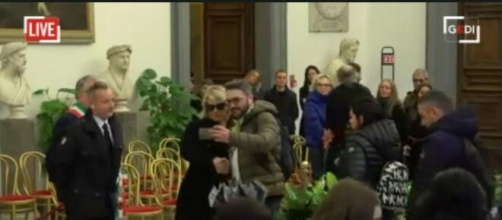 Maria De Filippi, fan chiede selfie alla camera ardente