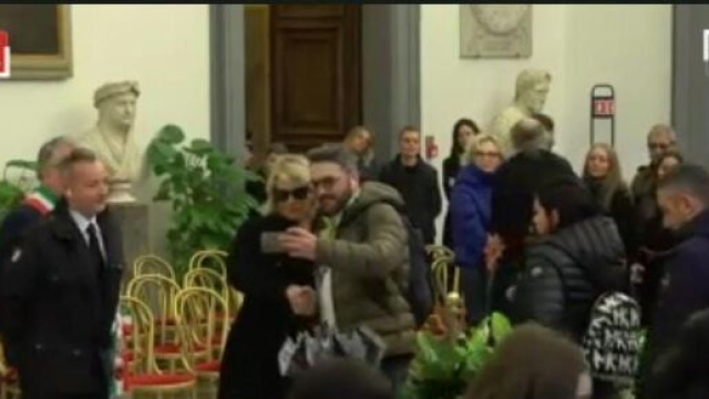 Maria De Filippi, fan chiede selfie alla camera ardente
