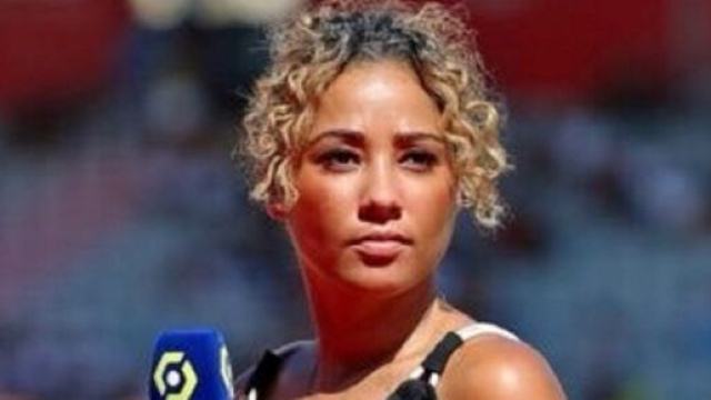 Virginie Sainsily au micro de Prime Video (capture Twitter de Virginie Sainsily)