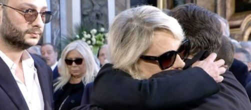 Funerali Maurizio Costanzo: Maria abbraccia Pier Silvio Berlusconi.