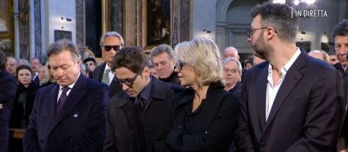 Maria De Filippi provata ai funerali di Costanzo.