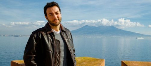 Un posto al sole, spoiler 8-9 marzo: Samuel decide di esibirsi come spogliarellista al Vulcano.