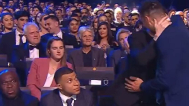 Kylian Mbappé et son papa au Prix The Best (capture Twitter Actu Foot)