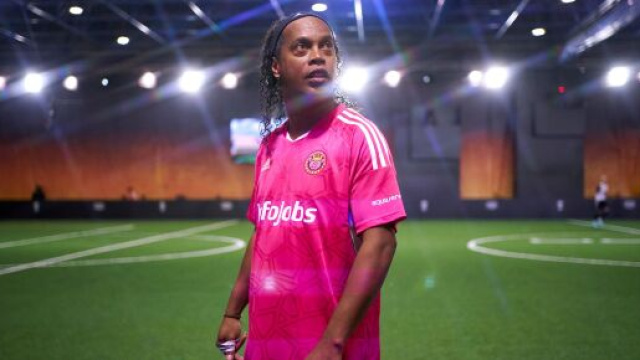 La légende brésilienne "Ronaldinho" refuse de courir son premier match en Kings League (screenshot/twitter @SurpriseShirts)