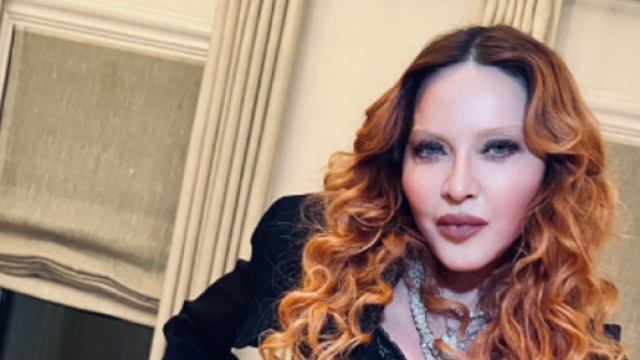 Madonna prend la pose sur un lit (Screenshoot Twitter @Madonna)