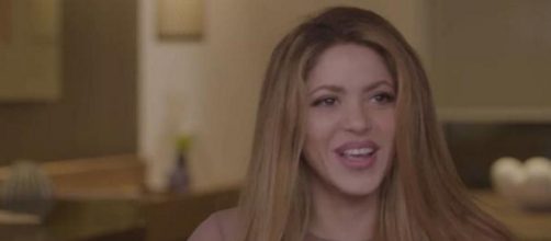 Shakira durante la entrevista a la cadena televisiva H+ de México (Captura de pantalla)
