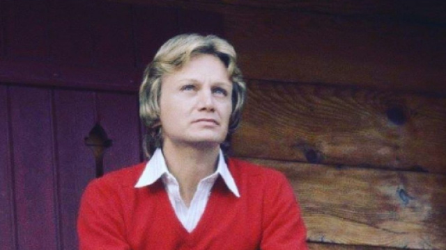 Claude François photographié à l'extérieur d'une maison (Screenshot Instagram @claudefrancoisoff)