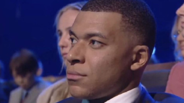 Emiliano Martinez a remporté le prix du meilleur gardien de but, les internautes ont commenté la réaction de Kylian Mbappe (Twitter @ActuFoot_)