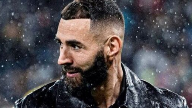 Karim Benzema devant son public de Santiago Bernabeu (capture Twitter @RMadrid_actu)