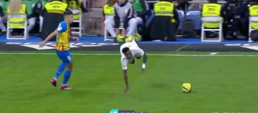 Vinicus taclé sévèrement par Paulista ce jeudi soir. (screenshot Twitter - @ArobaseGiovanny)