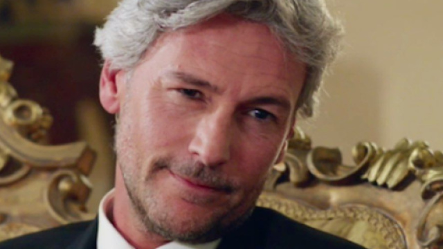 Il paradiso delle signore, trama 15/02: Flora incastra Umberto in cambio del suo silenzio.