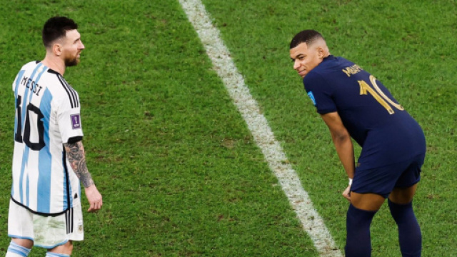 Kylian Mbapp&eacute; et Leo Messi pendant la finale de la Coupe du monde 2022 au Qatar. (screenshot Twitter - @PassionFootClub)