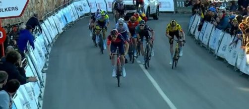 Tao Geoghegan Hart vince la quarta tappa della Volta Valenciana.
