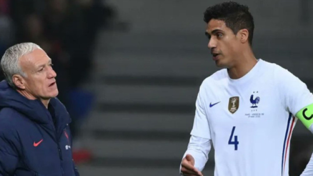 Deschamps déçu par la décision de Varane de prendre sa retraite internationale. (screenshot Twitter - @franceinfo)