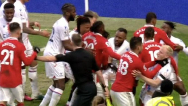 Casemiro contre Crystal Palace au cœur d’une échauffourée. (capture Twitter Cerfia Foot)
