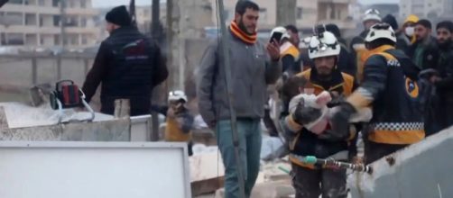 La niña es rescatada de los escombros del terremoto en Siria (Antena3)