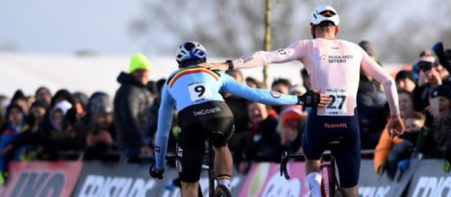 Mondiali di ciclocross, Wout van Aert si congratula con Mathieu Van der Poel.