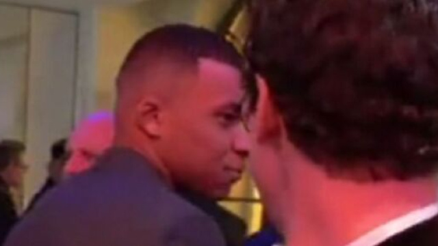 Kylian Mbappé met un vent au magicien Julius Dein (capture Twitter @FortiaOndongo)