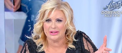 UeD, Tina Cipollari convola a nozze? Storia su Instagram in un atelier di abiti da sposa.