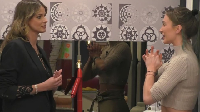 GFVip7, Luca Onestini interrompe una conversazione fra Nikita e la sua ex Ivana (Clip).