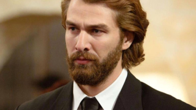 Terra amara, Fikret e Demir sono fratelli.