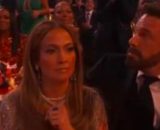 En las imágenes de los premios Grammy, Ben Afleck aparece muy serio y aburrido (Captura de pantalla de CNN)