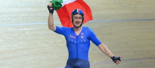 Elia Viviani è in gara nell'eliminazione agli Europei di ciclismo su pista di Grenchen.