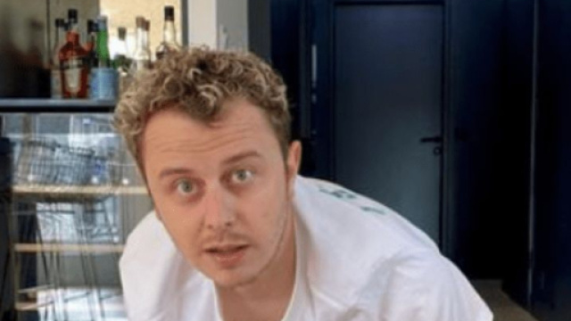 Norman se fait violemment insulter par un homme sur une terrasse parisienne (screenshot Instagram @normanthavaud)