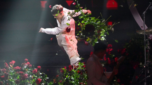 Sanremo 2023: Blanco non sente la sua voce e distrugge l'allestimento floreale del palco dell'Ariston.