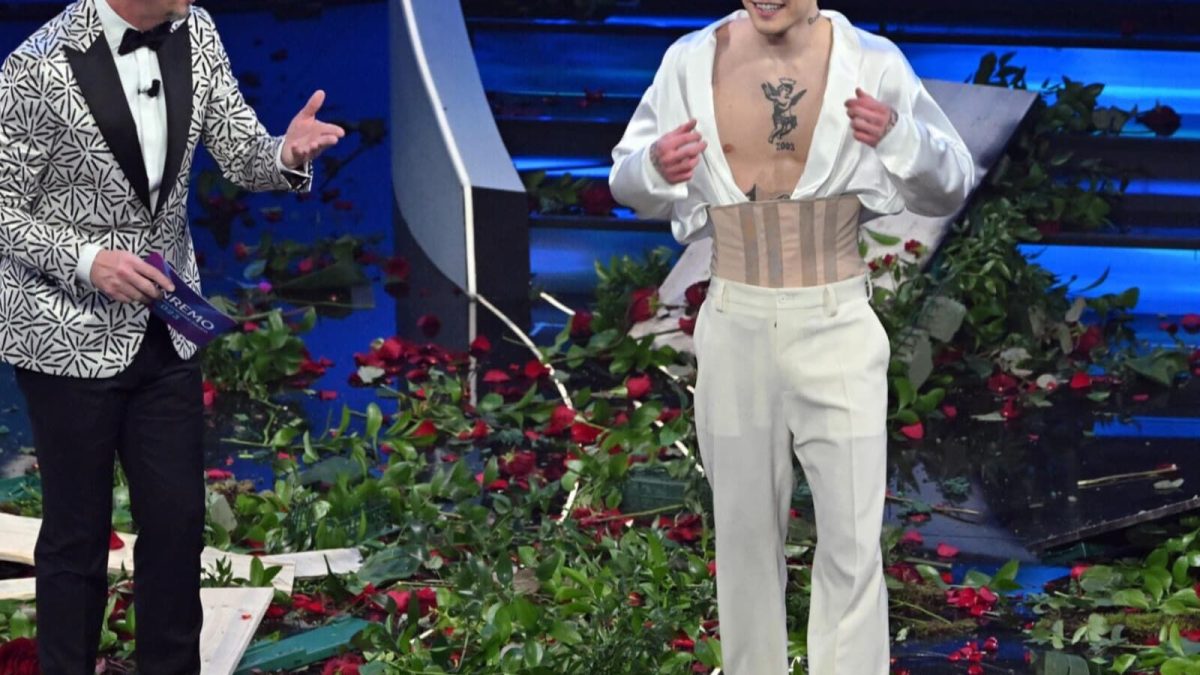 Sanremo, Amadeus su Blanco: 'Doveva fare qualcosa con i fiori, tipo  rotolarsi