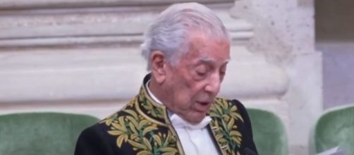 Mario Vargas Llosa dio su discurso durante su ceremonia de ingreso como miembro de la Academia Francesa de la lengua (RTVE Noticias)