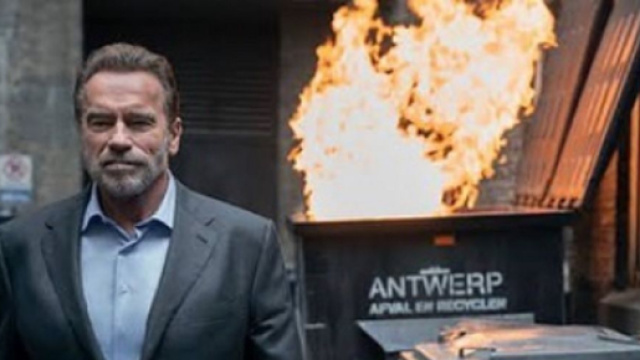 Arnold Schwarzenegger fait péter une poubelle dans la bande-annonce de Fubar (Screenshoot Instagram @budomate)