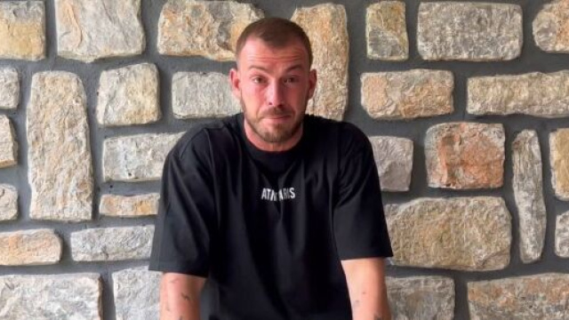 Julien Bert en larmes : il répond aux accusations de violences conjugales d’Hilona. Screenshot @ YouTube