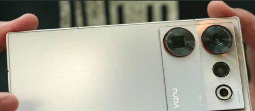 Le ZTE Nubia Z50 Ultra propose un appareil photo principal de 64 mégapixels (Screenshoot Twitter @korean_riceball)