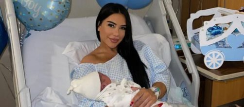Milla Jasmine affiche son fils "trop grand et gros" pour un bébé d'un mois. Les rumeurs de fausse grossesse sont relancées. Crédit : Instagram