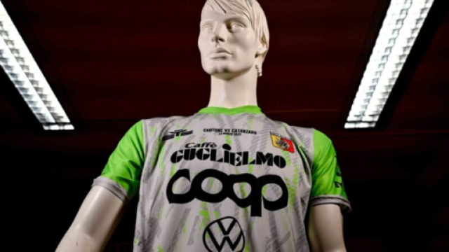 Crotone-Catanzaro: giallorossi in campo con una divisa in onore delle vittime di Cutro.