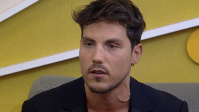 Grande Fratello Vip, Daniele preoccupa: 'Sto male, se peggioro mi fanno lasciare il gioco'.