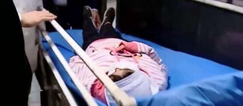 Jovem iraniana é levada para hospital após ser vítima de suposto envenenamento (Divulgação)