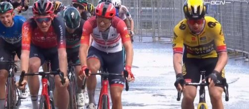 Ciclismo, Primož Roglič vince la tappa di Sassotetto alla Tirreno Adriatico.