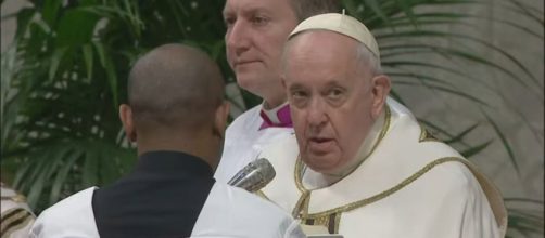Papa Francisco durante missa (Reprodução/YouTube/AFP Português)