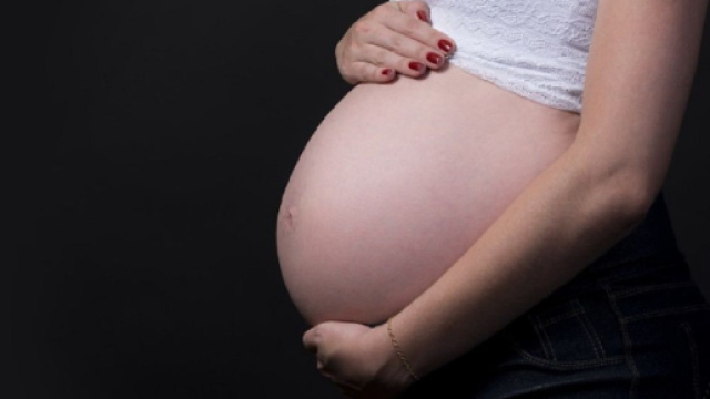 L'ostéopathie peut aider une femme enceinte à bien vivre sa grossesse (Screenshoot Pixabay @Fotorech)