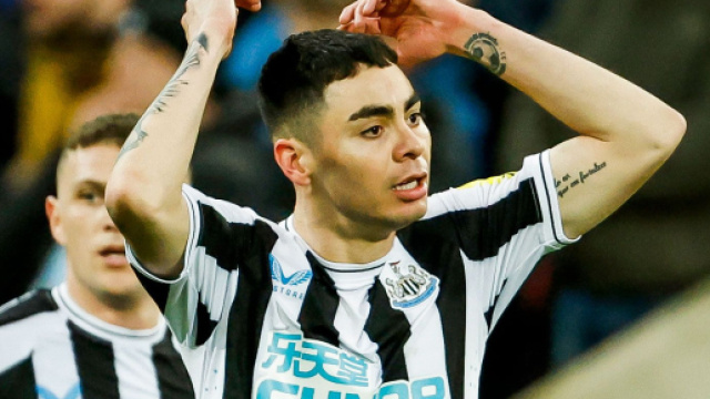 Miguel Almirón a été mis au repos au coup d'envoi par le manager de Newcastle contre les Wolves Twitter @brfootball