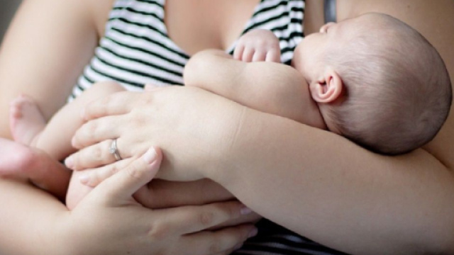 Une maman en train de tenir son bébé dans ses bras (Screenshoot Pixabay @Pexels)